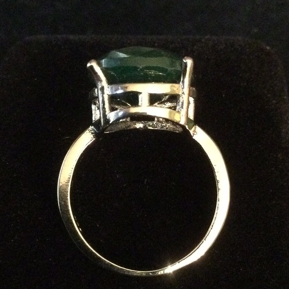 Exquisite Genuine Emerald Ring - Picture 6 of 11